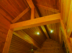 三角の天井を明るくするダウンライト