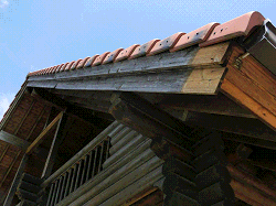 三角屋根の破風板は塗装し難い