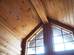 雨の日でも高い窓から明かりが入り天井が明るい