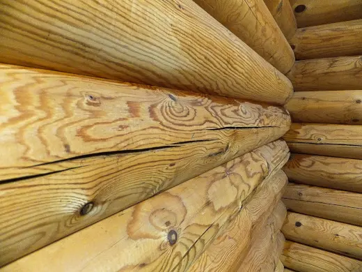 ログ壁からの雨漏り